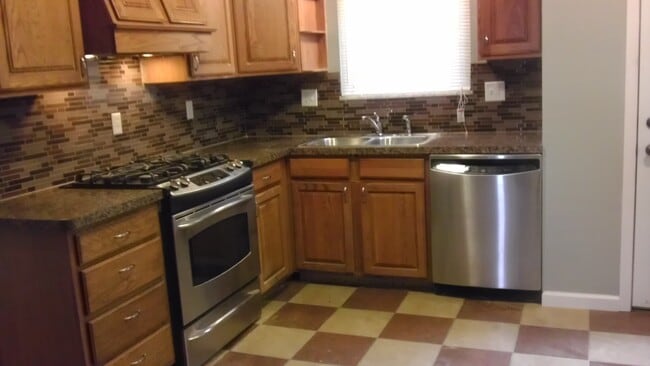 Photo - 2124 Seaforth Pl