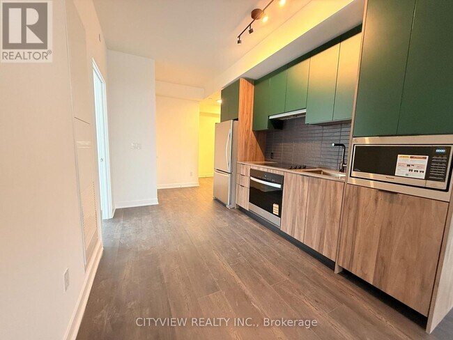 Photo - 1007 The Queensway Unité 309