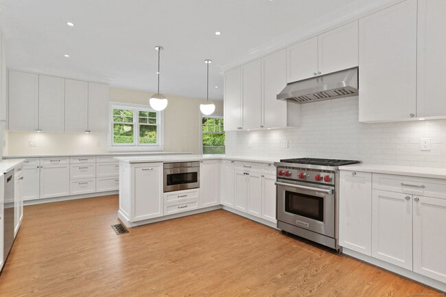 Photo - 11 Augustus Ln