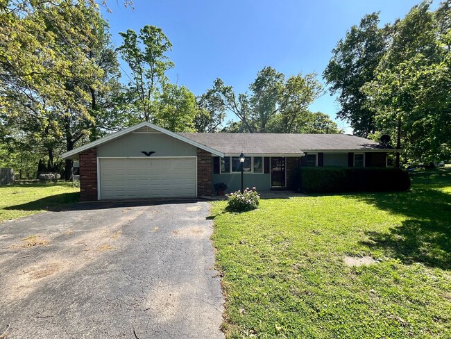 Building Photo - 3 Bed | 1.5 Bath | 2 Car garage | House