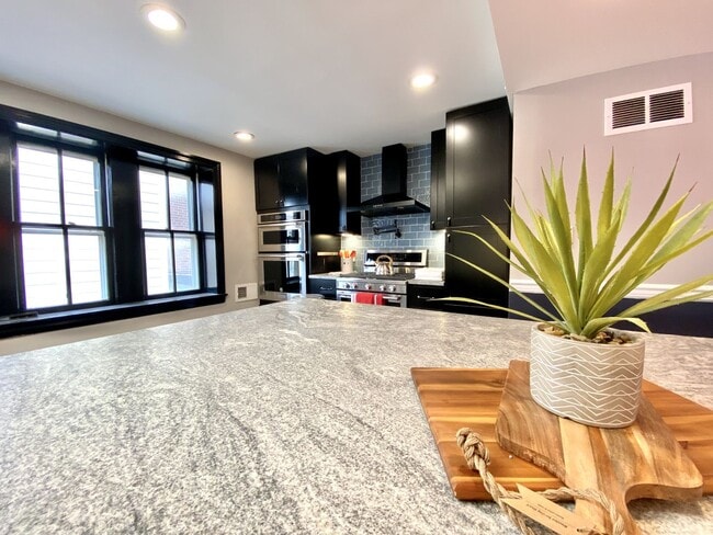 Building Photo - 712 N West St Unit 2