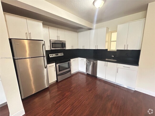 Building Photo - 2880 Pine Tree Dr Unit 7 Rental