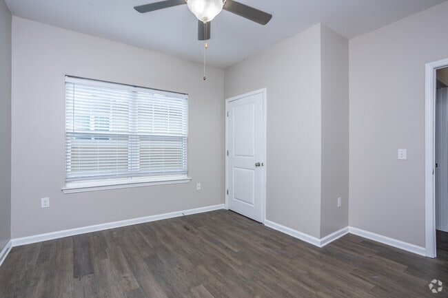 3BR, 2BA - 1,180 SF