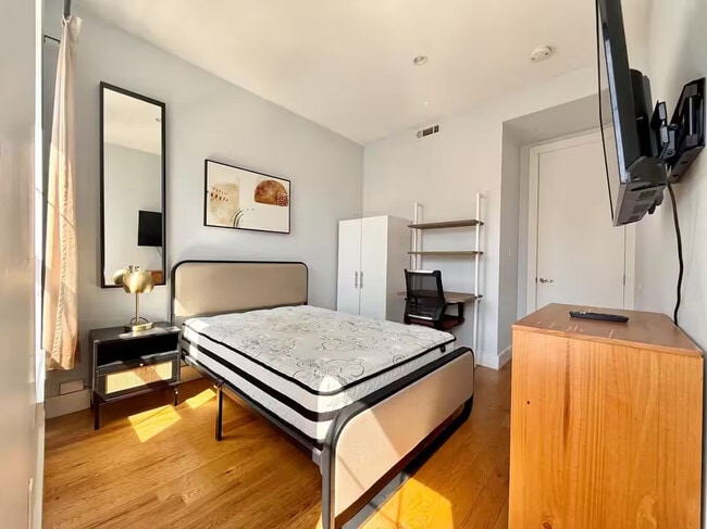 Building Photo - Prime Bushwick Room, HDTV, 15 min to Manhattan #756 Unit 4