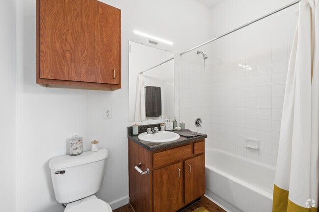 4 Balcony Renovated 4BR, 4BA - 1,520SF - Second Bathroom