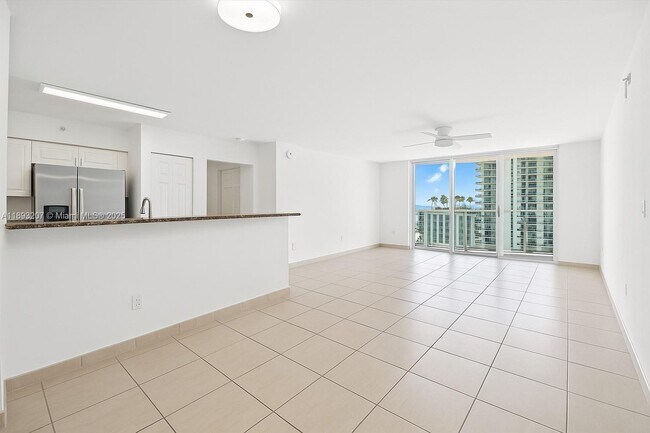 Building Photo - 1155 Brickell Bay Dr Unit 703