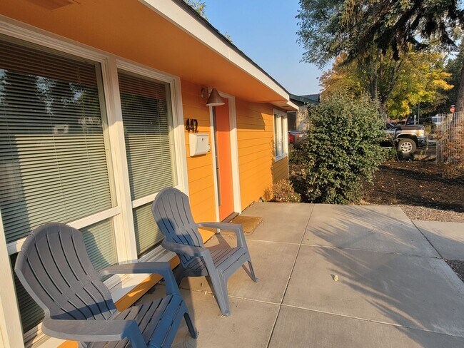 Photo - Charming Single-level Home, Fully Furnished + WIFI. Convenient NE Location! Pilot Butte, Downtown.