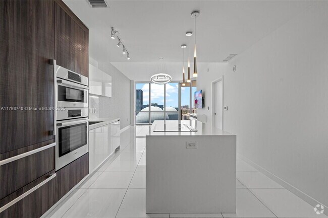 Building Photo - 851 NE 1st Ave Rental