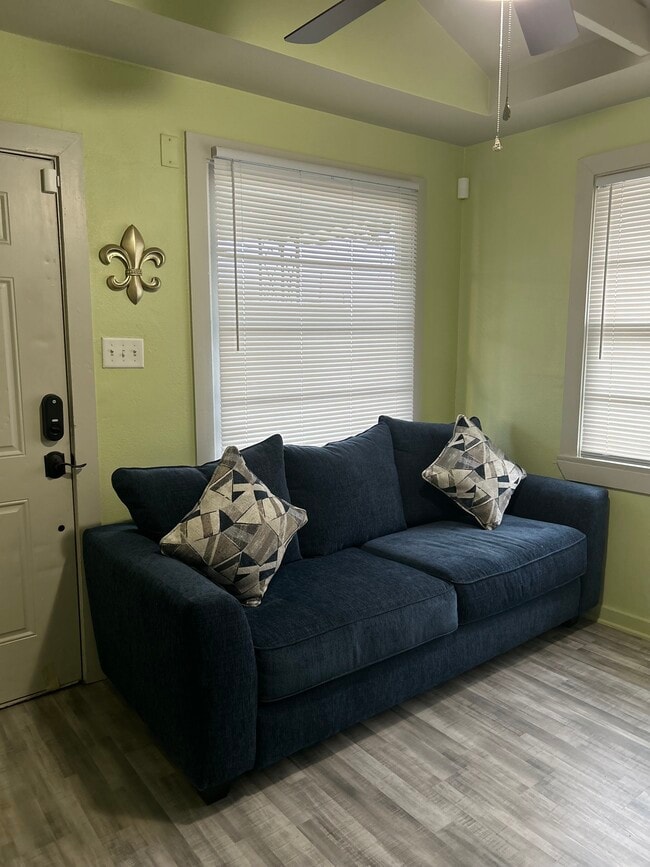 Sala de estar - 9115 Palmetto St