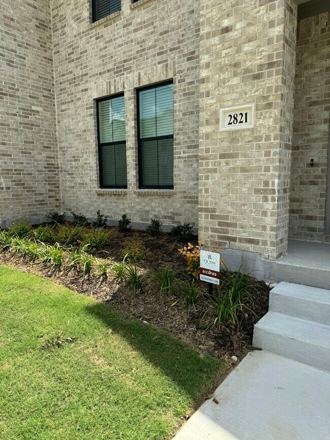 2821 Jacaranda Dr