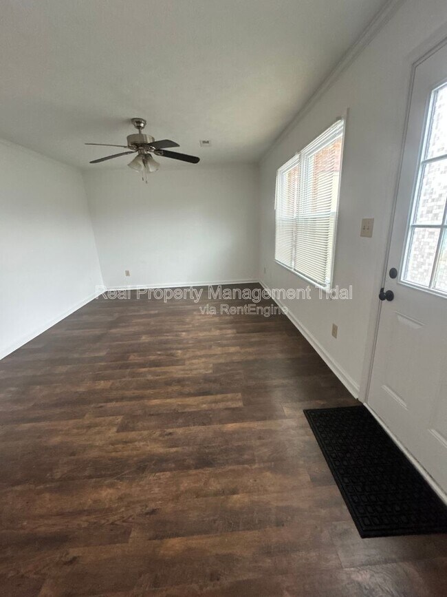 Photo - 128 Loch Cir