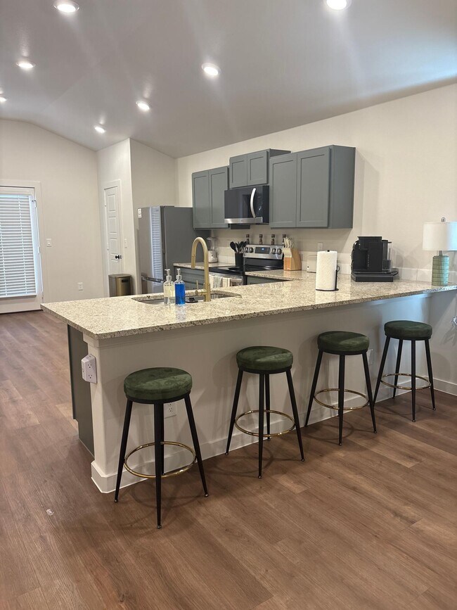 Photo - 2139 Langford Ave