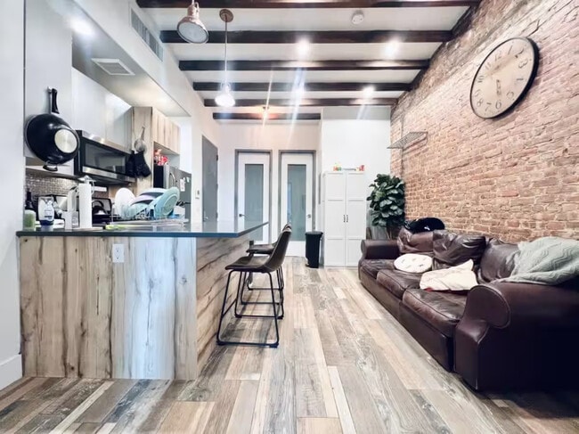 Photo - Large HDTV Room, AC, 15 min to Manhattan #125 Unit 4FL