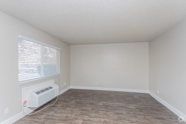 2BR, 1BA - 845SF