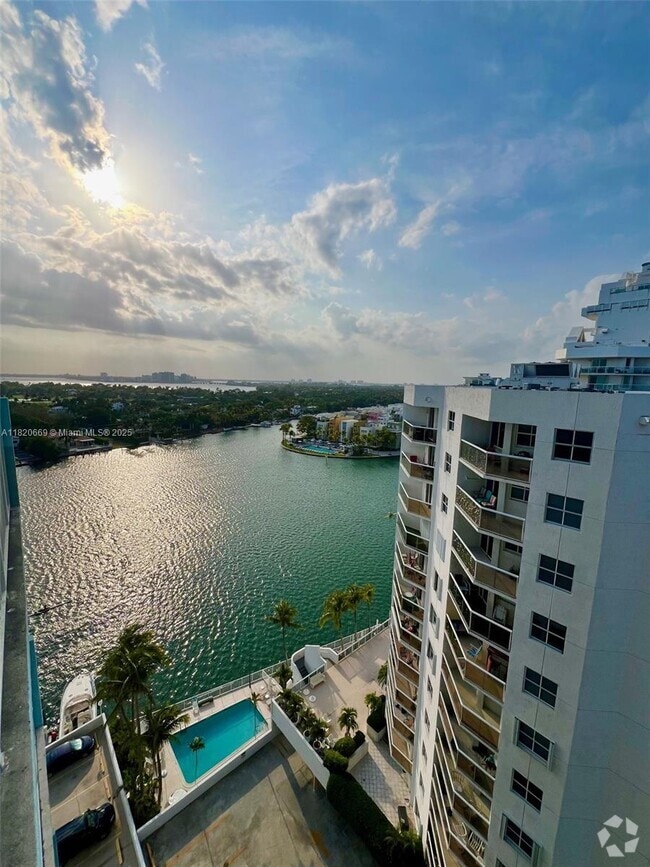 Building Photo - 5838 Collins Ave Unit 14D Rental