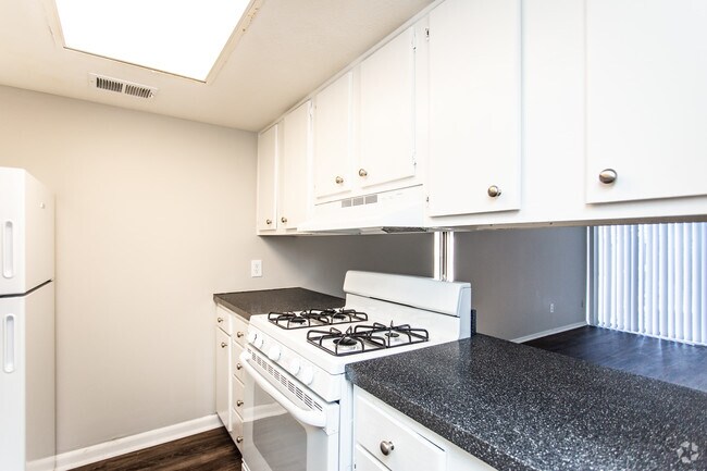 1BR, 1BA - 595 SF