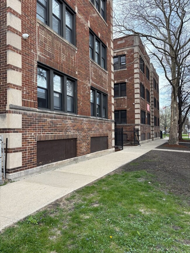 6752 S Michigan Ave - 6752 S Michigan Ave Apartments