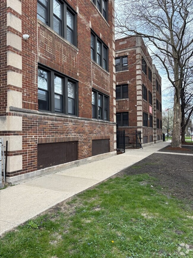 Building Photo - 6752 S Michigan Ave Rental