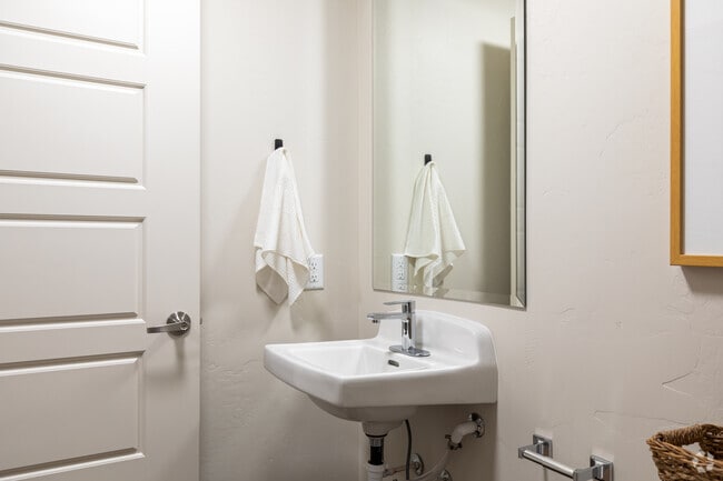 Studio, 1BA - 241SF