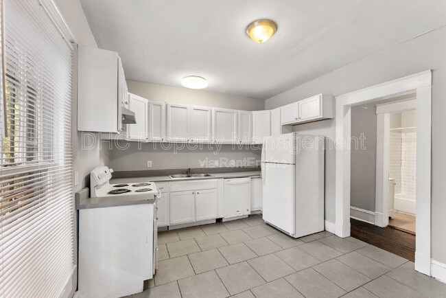 Photo - 896 Spencer St NW