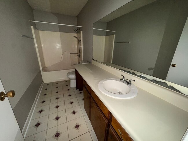 Photo - 2 Bedroom, 1 Bathroom - Home in Garden Lakes!