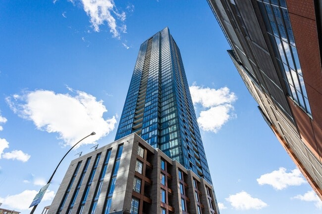 Building Photo - 1288 Rue Saint-Antoine O Unit 3308