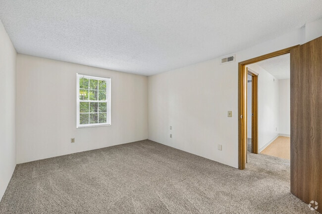 2BR, 1BA - 900SF - Primary Bedroom