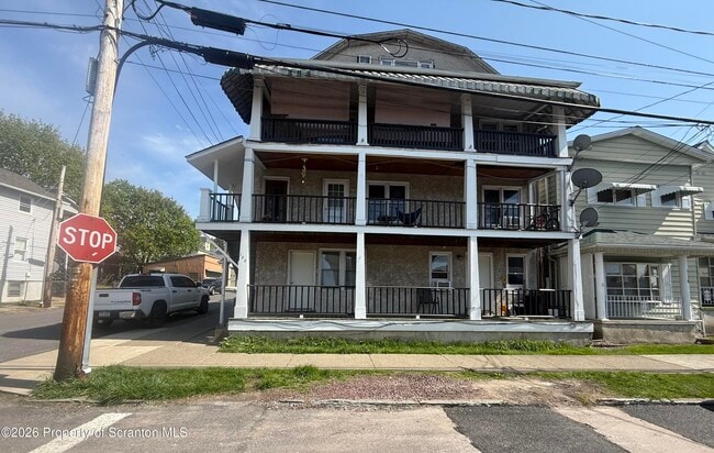 Building Photo - 122 Willow St