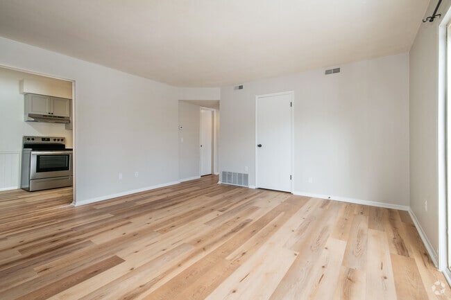 2BR, 1BA - 800SF - The Hendrix