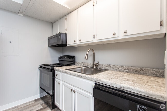 2BR, 1.5BA - 910 SF