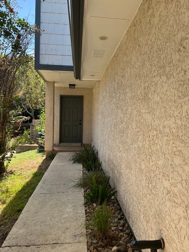 Separate entryway - 12132 Vista Nogal St