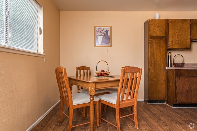 1BR, 1BA - 729SF Dining Area