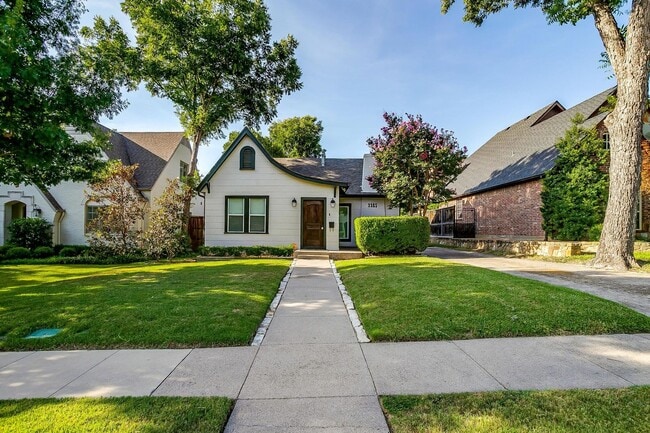 Building Photo - Charming Monticello Bungalow Rental