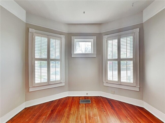 Photo - 595 Boulevard SE