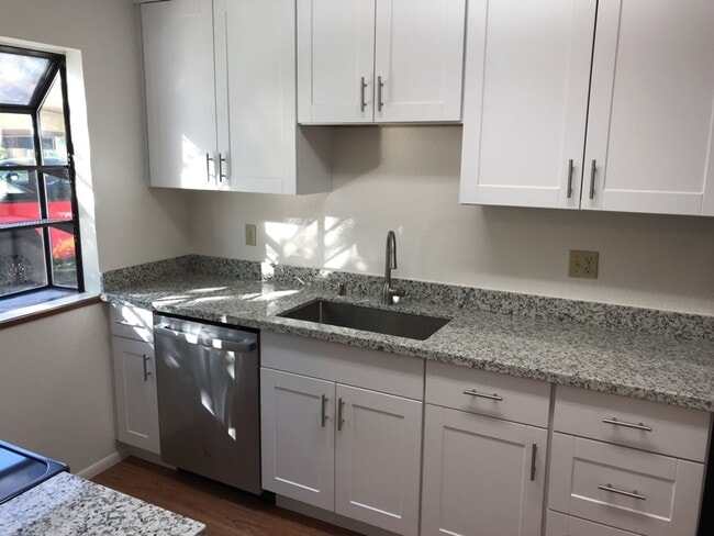 Spacious 2 story 4 bed. 2 bath condo - Spacious 2 story 4 bed. 2 bath condo