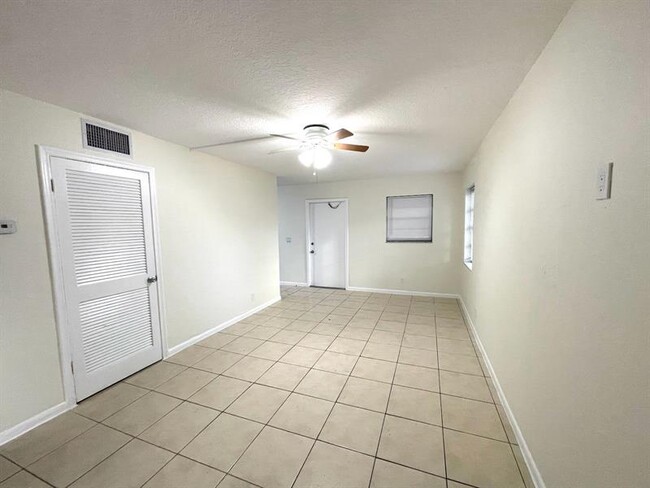 Photo - 501 W Kalmia Dr Unit 1