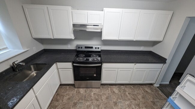 Building Photo - 3 Bedroom apartment with multiple floor living! Unit 617 B