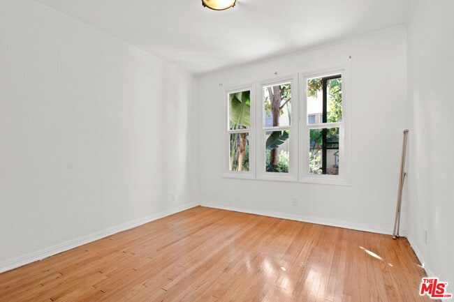 Photo - 1392 1/2 Edgecliffe Dr