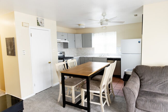 Building Photo - 6 Cloverdale Ave Unit Spacious 2 bedrooms