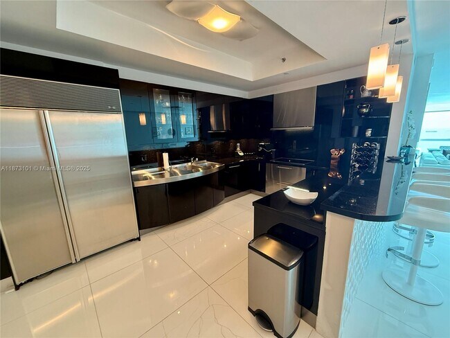 Photo - 100 South Pointe Dr Unidad 3105
