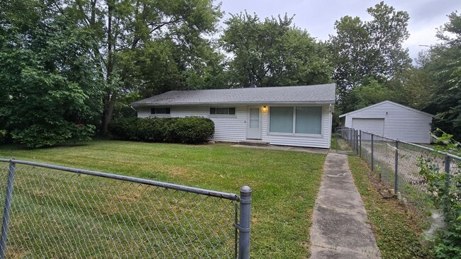 Building Photo - 3 Bed/1.5 Bath - Large fenced in yard! Rental