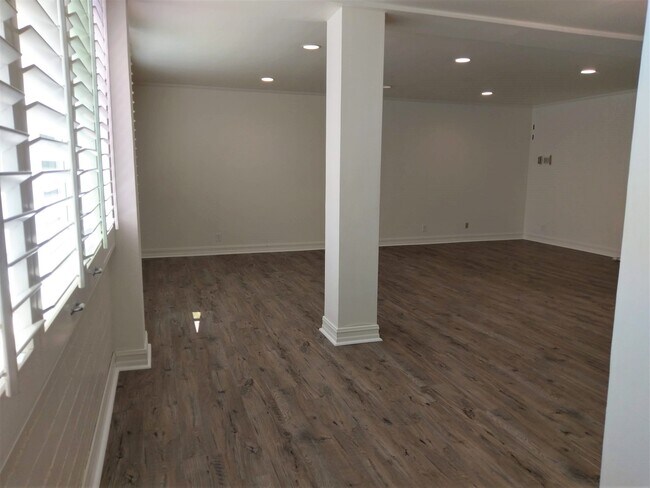 Living Room - 540 Kelton Ave Unit 104