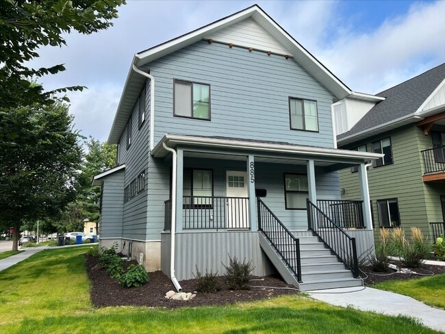 Building Photo - 7 bed 3 bath  house