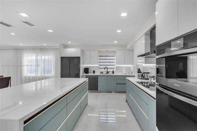 Building Photo - 3 bedroom in Hollywood FL 33019 Rental