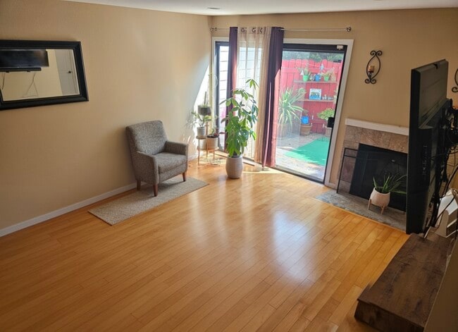 2109 Clark Ln