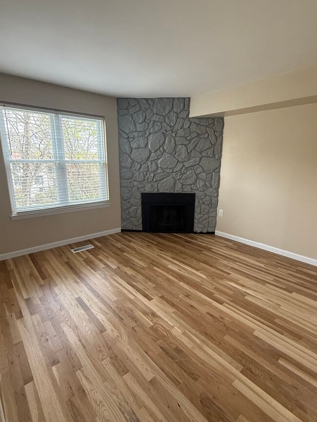 Photo - Beautiful Updated 4 bedroom townhouse available!