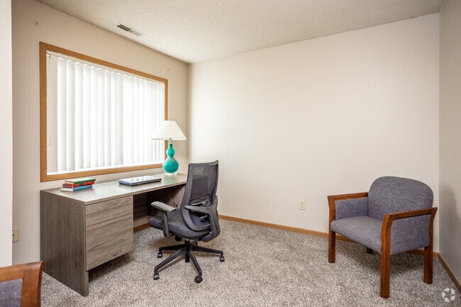 3BR, 2BA - 1,054 SF - Pinewood Village Townhomes