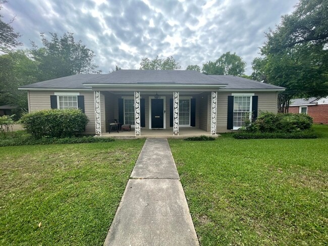 Building Photo - Spacious South Highlands 2 Bedroom Home with flex rooms!