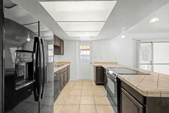 Photo - 921 E Campus Dr