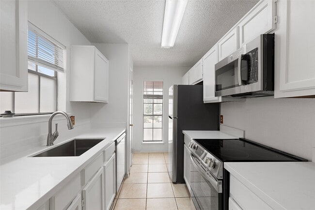Building Photo - 2121 Hepburn St Unit 912